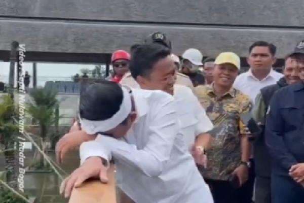 Dedi Mulyadi Menangis Lihat Kondisi Puncak Bogor, Rombongan di Belakangnya Malah Senyum-senyum Dedi Mulyadi Menangis Lihat Kondisi Puncak Bogor, Rombongan di Belakangnya Malah Senyum-senyum