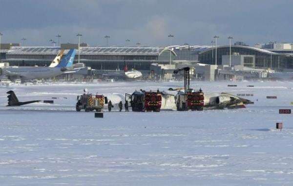 Detik-Detik Pesawat Delta Air Bawa 80 Orang Terguling saat Mendarat di Kanada Detik-Detik Pesawat Delta Air Bawa 80 Orang Terguling saat Mendarat di Kanada