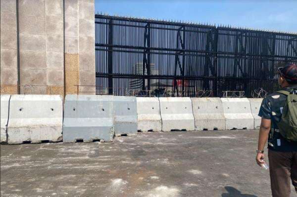 Demo Tolak RUU Pilkada, Gedung DPR Dijaga Baracuda hingga Dipasang Pagar Beton Demo Tolak RUU Pilkada, Gedung DPR Dijaga Baracuda hingga Dipasang Pagar Beton