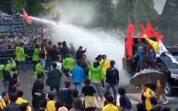 Demo Buruh di Semarang Berujung Anarkistis, Satu Mahasiswa Terluka