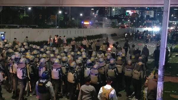 Demo di DPR Selasa Malam Ricuh, FPRI: 100 Orang Belum Pulang
