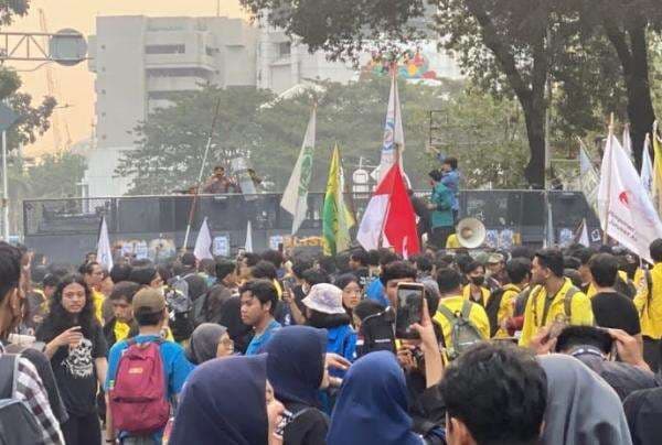 Demo Indonesia Cemas, Mahasiswa Lempari Polisi Pakai Botol Demo Indonesia Cemas, Mahasiswa Lempari Polisi Pakai Botol