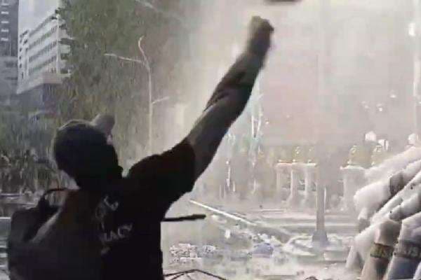 Demo Mahasiswa Surabaya Ricuh, Sejumlah Orang Ditangkap Polisi Demo Mahasiswa Surabaya Ricuh, Sejumlah Orang Ditangkap Polisi