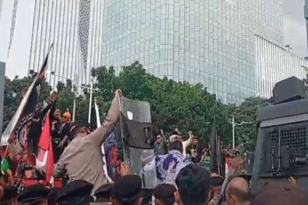Demo Ojol Memanas, Sekretaris Ditjen Hubdar Kemenhub Disiram Air oleh Pengunjuk Rasa Demo Ojol Memanas, Sekretaris Ditjen Hubdar Kemenhub Disiram Air oleh Pengunjuk Rasa