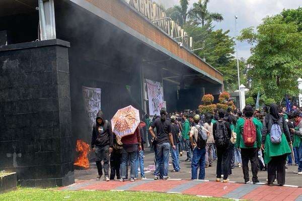 Demo Pengesahan RUU TNI, Mahasiswa Bakar Ban di Gerbang Pancasila Gedung DPR Demo Pengesahan RUU TNI, Mahasiswa Bakar Ban di Gerbang Pancasila Gedung DPR