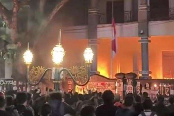 Demo Tolak UU TNI Berujung Gedung DPRD Kota Malang Dibakar, Ketua Dewan Ungkap Estimasi Kerugian Demo Tolak UU TNI Berujung Gedung DPRD Kota Malang Dibakar, Ketua Dewan Ungkap Estimasi Kerugian