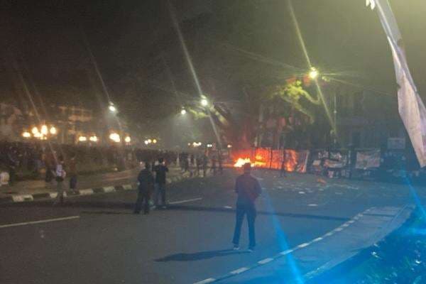 Demo Tolak UU TNI di Malang Ricuh, Sejumlah Aparat dan Demonstrans Terluka Demo Tolak UU TNI di Malang Ricuh, Sejumlah Aparat dan Demonstrans Terluka