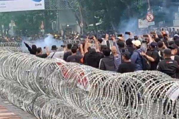 Demo Tolak UU TNI di Surabaya Ricuh, Massa Lempar Batu dan Bom Molotov ke Polisi Demo Tolak UU TNI di Surabaya Ricuh, Massa Lempar Batu dan Bom Molotov ke Polisi