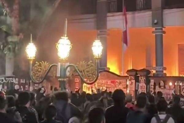 Demo Tolak UU TNI Rusuh, Massa Bakar Gedung DPRD Malang Demo Tolak UU TNI Rusuh, Massa Bakar Gedung DPRD Malang