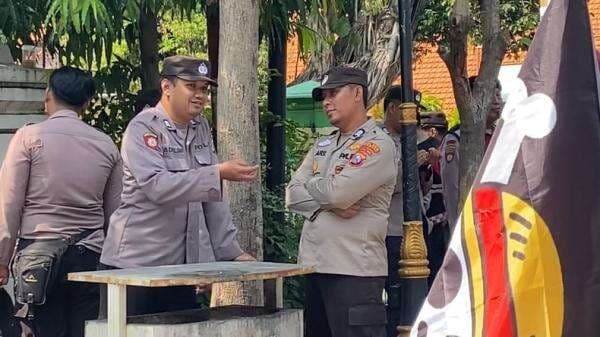 Ini Reaksi Polisi saat Lihat Demo Warga Jombang Bawa Bendera One Piece Ini Reaksi Polisi saat Lihat Demo Warga Jombang Bawa Bendera One Piece