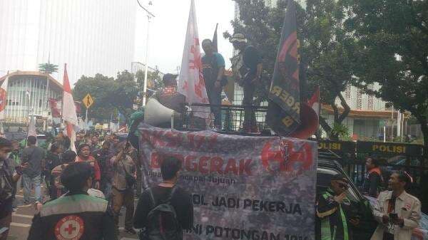 Driver Ojol Unjuk Rasa di Patung Kuda, Tolak Komisi 10 Persen hingga Status Buruh Driver Ojol Unjuk Rasa di Patung Kuda, Tolak Komisi 10 Persen hingga Status Buruh