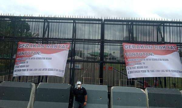 Ratusan Massa Gelar Aksi Simpatik di DPR Dukung RUU TNI Ratusan Massa Gelar Aksi Simpatik di DPR Dukung RUU TNI