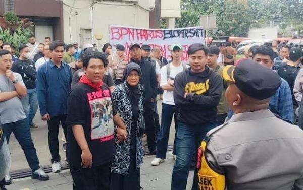 Demo Warga Sukahaji di BPN Bandung Ricuh, Kapolsek Buahbatu Kena Lemparan Botol Demo Warga Sukahaji di BPN Bandung Ricuh, Kapolsek Buahbatu Kena Lemparan Botol