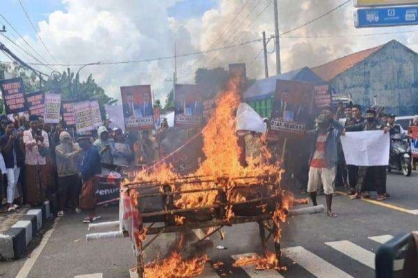 Tuntut Pilkades Digelar, Warga 14 Desa di Sampang Demo hingga Bakar Keranda Mayat Tuntut Pilkades Digelar, Warga 14 Desa di Sampang Demo hingga Bakar Keranda Mayat
