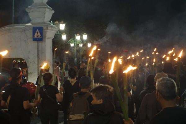 Demokrasi Alami Kemunduran, Aktivis Reformasi 98 Berjalan Mundur dari Alun-alun Utara hingga Istana Negara Demokrasi Alami Kemunduran, Aktivis Reformasi 98 Berjalan Mundur dari Alun-alun Utara hingga Istana Negara