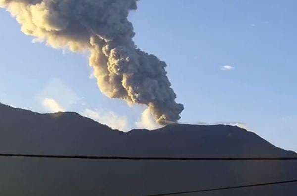 Dentuman Keras Iringi Erupsi Gunung Marapi, Warga Berhamburan Keluar Rumah Dentuman Keras Iringi Erupsi Gunung Marapi, Warga Berhamburan Keluar Rumah