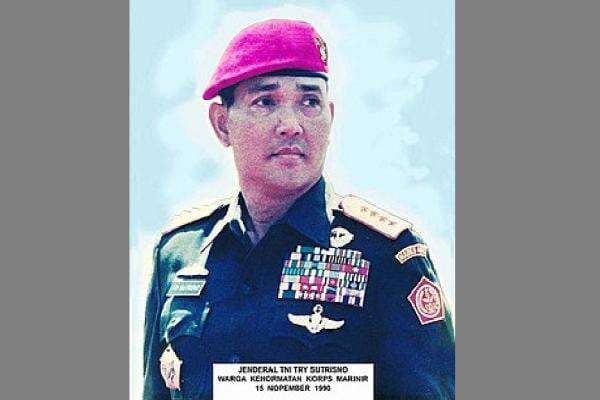 Deretan Brevet dan Penghargaan Jenderal Try Sutrisno, dari Komando Kopassus hingga Kualifikasi Taipur Deretan Brevet dan Penghargaan Jenderal Try Sutrisno, dari Komando Kopassus hingga Kualifikasi Taipur