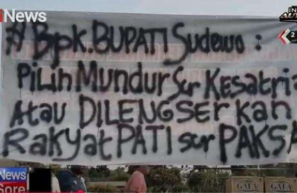 Kericuhan Pecah saat Demo Pati Tuntut Sudewo Mundur, Pagar Kantor Bupati Roboh! Kericuhan Pecah saat Demo Pati Tuntut Sudewo Mundur, Pagar Kantor Bupati Roboh!