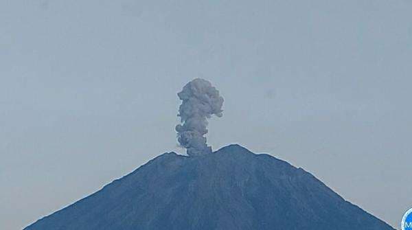 Detik-detik Gunung Semeru Erupsi Pagi Ini, Semburkan Abu 1,2 Km dari Puncak Detik-detik Gunung Semeru Erupsi Pagi Ini, Semburkan Abu 1,2 Km dari Puncak