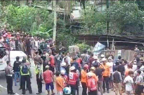 Detik-detik Truk Senggol Kopada hingga Terguling di Jalur Purworejo-Magelang, 11 Orang Tewas Detik-detik Truk Senggol Kopada hingga Terguling di Jalur Purworejo-Magelang, 11 Orang Tewas