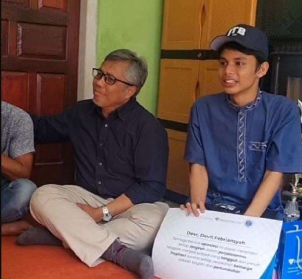 Kisah Haru Devit, Anak Kuli Bangunan di Sumbar yang Dibiayai Satu Kampung karena Lolos Masuk ITB Kisah Haru Devit, Anak Kuli Bangunan di Sumbar yang Dibiayai Satu Kampung karena Lolos Masuk ITB