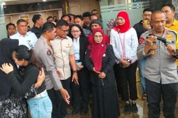 Haru! Reni Rahmawati Korban TPPO Modus Kawin Kontrak di China Akhirnya Bisa Pulang Haru! Reni Rahmawati Korban TPPO Modus Kawin Kontrak di China Akhirnya Bisa Pulang