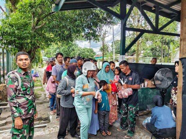 Korem 102/Pjg Bagikan Ratusan Kantong Daging Kurban Kepada Masyarakat di Momen Hari Raya Idul Adha Korem 102/Pjg Bagikan Ratusan Kantong Daging Kurban Kepada Masyarakat di Momen Hari Raya Idul Adha