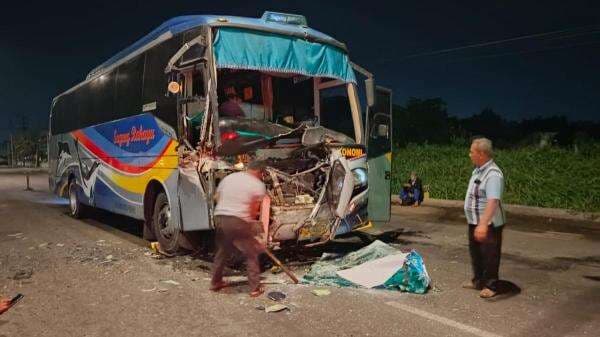 Bus Penumpang 25 Orang Tabrak Truk Gandeng di Jombang Akibat Sopir Mengantuk, Lima Orang Luka Bus Penumpang 25 Orang Tabrak Truk Gandeng di Jombang Akibat Sopir Mengantuk, Lima Orang Luka