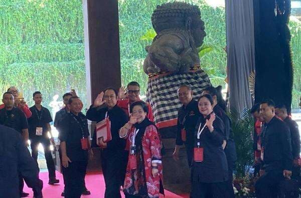 Didampingi Prananda dan Puan, Megawati Hadiri Penutupan Kongres PDIP Didampingi Prananda dan Puan, Megawati Hadiri Penutupan Kongres PDIP