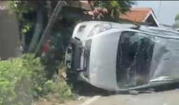 Diduga Hilang Kendali, Mobil Tabrak Penjual Jamu Gendong, Rumah dan Tiang Listrik di Bogor