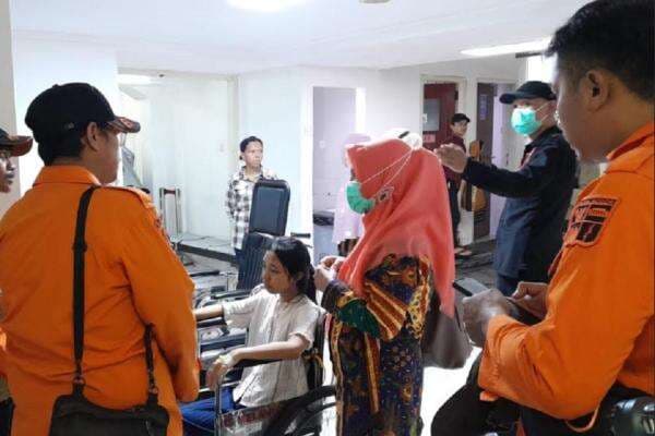 Diguncang Gempa, Gadis Bogor Ini Nekat Loncat dari Lantai 2 Rumahnya Diguncang Gempa, Gadis Bogor Ini Nekat Loncat dari Lantai 2 Rumahnya