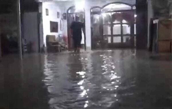 Diguyur Hujan Deras, Banjir Rendam Rumah Warga di Gondang Nganjuk