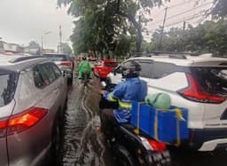 Diguyur Hujan, Jalan Lenteng Agung Raya Tergenang Hingga Bikin Macet