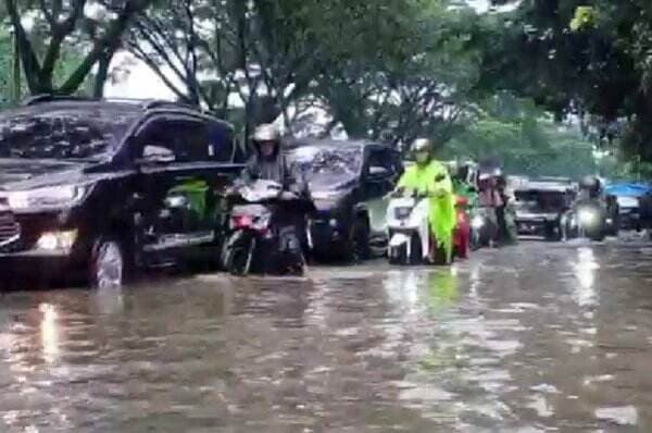 Diguyur Hujan Lebat, Bandung Dikepung 10 Titik Banjir dan Genangan Air