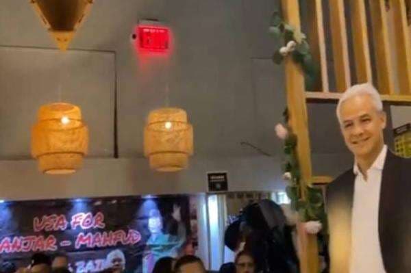 Dihadiri Ganjar Pranowo, Aksi Kamisan di New York Diwarnai Pembacaan Puisi Wiji Tukul Dihadiri Ganjar Pranowo, Aksi Kamisan di New York Diwarnai Pembacaan Puisi Wiji Tukul