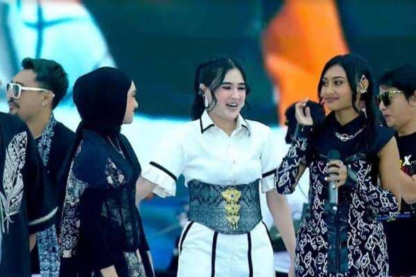Dilantunkan Sederet Artis, Lagu 'Kebyar Kebyar' Bikin Gempar Hajatan Rakyat Banyuwangi Dilantunkan Sederet Artis, Lagu 'Kebyar Kebyar' Bikin Gempar Hajatan Rakyat Banyuwangi