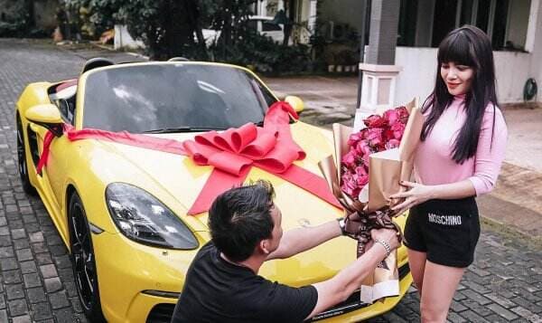 Dinar Candy Pamer Hadiah Mobil Mewah dari Ko Apex, Netizen Murka