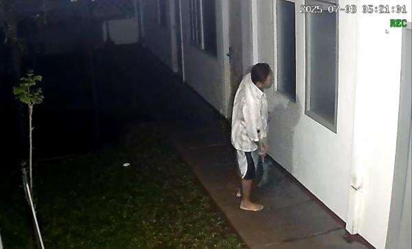 Diplomat Kemlu Tewas Terlilit Lakban, Begini Aktivitas Penjaga Kosan yang Terekam CCTV Diplomat Kemlu Tewas Terlilit Lakban, Begini Aktivitas Penjaga Kosan yang Terekam CCTV