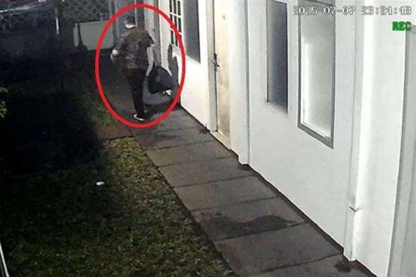 Misteri Hilangnya Ponsel Milik Arya Daru hingga Sempat Salah Kirim Chat Misteri Hilangnya Ponsel Milik Arya Daru hingga Sempat Salah Kirim Chat