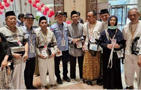 Dirjen PHU Hilman Latief Bagikan Kartu Nusuk di Makkah, Jamaah: Ibadah Makin Tenang Dirjen PHU Hilman Latief Bagikan Kartu Nusuk di Makkah, Jamaah: Ibadah Makin Tenang