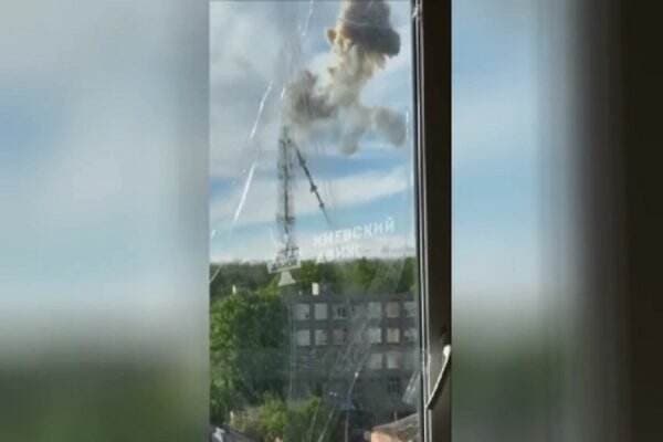 Disambar Rudal Rusia, Tower TV 240 Meter Ukraina Patah Jadi Dua