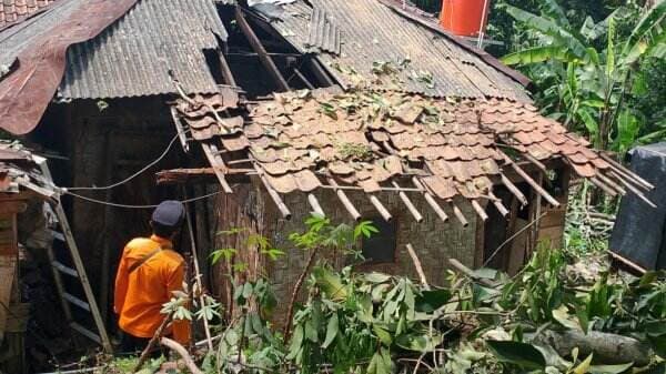 Diterjang Angin Kencang, 38 Rumah Warga dan Bangunan Sekolah di Bogor Rusak   
