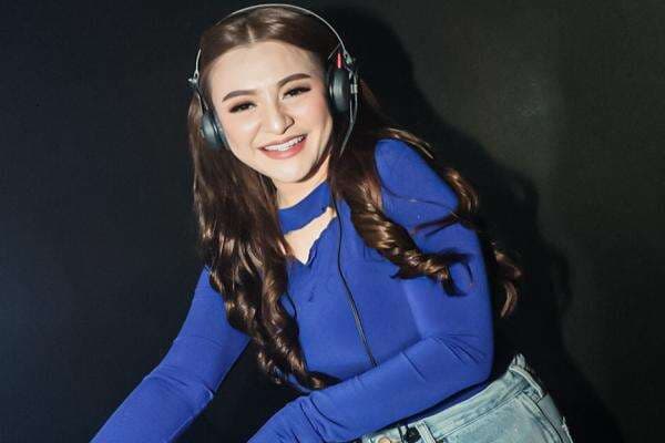 DJ Nathalie Holscher Viral Setelah Disawer Ratusan Juta di Sidrap, Siapa Dia? DJ Nathalie Holscher Viral Setelah Disawer Ratusan Juta di Sidrap, Siapa Dia?