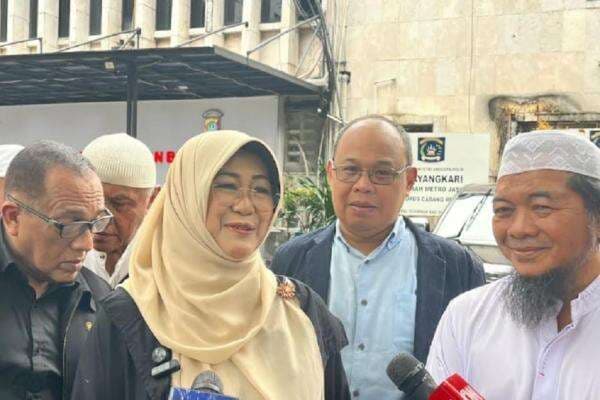 Dokter Tifa Datang ke Polda Metro Jaya, Ngotot Ingin Lihat Ijazah Asli Jokowi Dokter Tifa Datang ke Polda Metro Jaya, Ngotot Ingin Lihat Ijazah Asli Jokowi