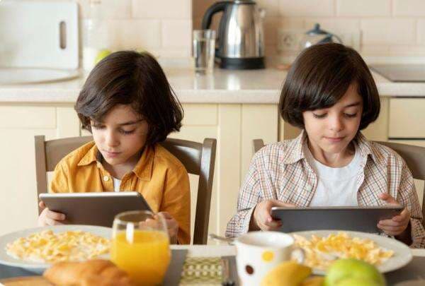 Dokter Ungkap Bahaya Anak Makan Sambil Nonton Gadget, Bisa Ganggu Perkembangan Otak Dokter Ungkap Bahaya Anak Makan Sambil Nonton Gadget, Bisa Ganggu Perkembangan Otak