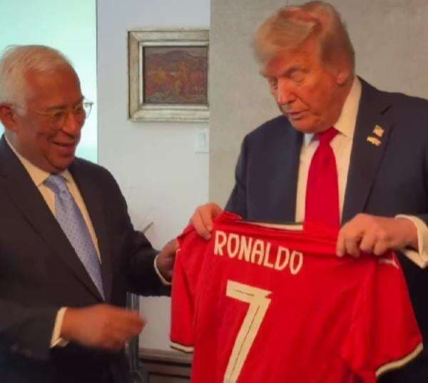 Diplomasi Unik Cristiano Ronaldo: Kirim Jersey untuk Donald Trump di Tengah Krisis Israel-Iran Diplomasi Unik Cristiano Ronaldo: Kirim Jersey untuk Donald Trump di Tengah Krisis Israel-Iran