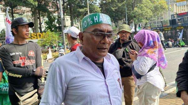 Cerita Adeng, Jauh-Jauh dari Cirebon demi Ikut Demo Ojol di Jakarta Cerita Adeng, Jauh-Jauh dari Cirebon demi Ikut Demo Ojol di Jakarta