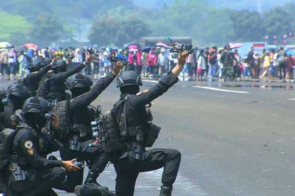 Drone Kamikaze TNI Unjuk Gigi di Hadapan Prabowo, Hancurkan Sasaran dengan Cepat Drone Kamikaze TNI Unjuk Gigi di Hadapan Prabowo, Hancurkan Sasaran dengan Cepat