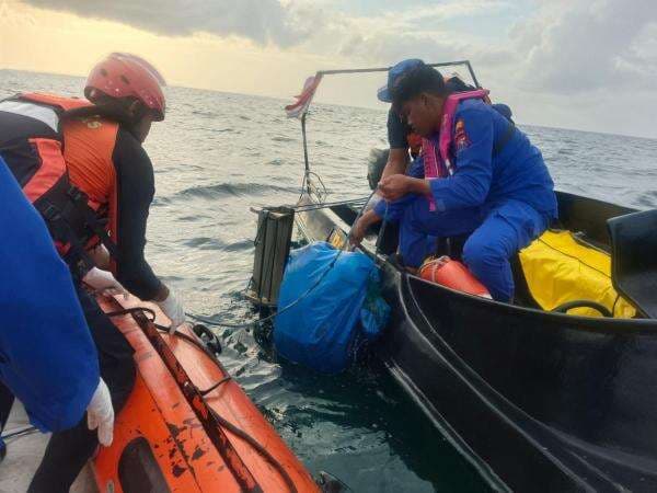 Dua Jenazah Diduga Korban KMP Tunu Pratama Jaya Kembali Ditemukan di Perairan Tanjung Anjir Dua Jenazah Diduga Korban KMP Tunu Pratama Jaya Kembali Ditemukan di Perairan Tanjung Anjir