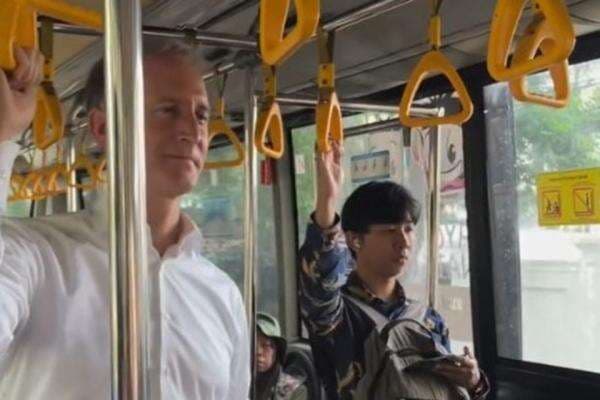 Dubes Belanda Naik Transjakarta, ASN Jakarta Masih Banyak Langgar Rabu Wajib Transportasi Umum Dubes Belanda Naik Transjakarta, ASN Jakarta Masih Banyak Langgar Rabu Wajib Transportasi Umum